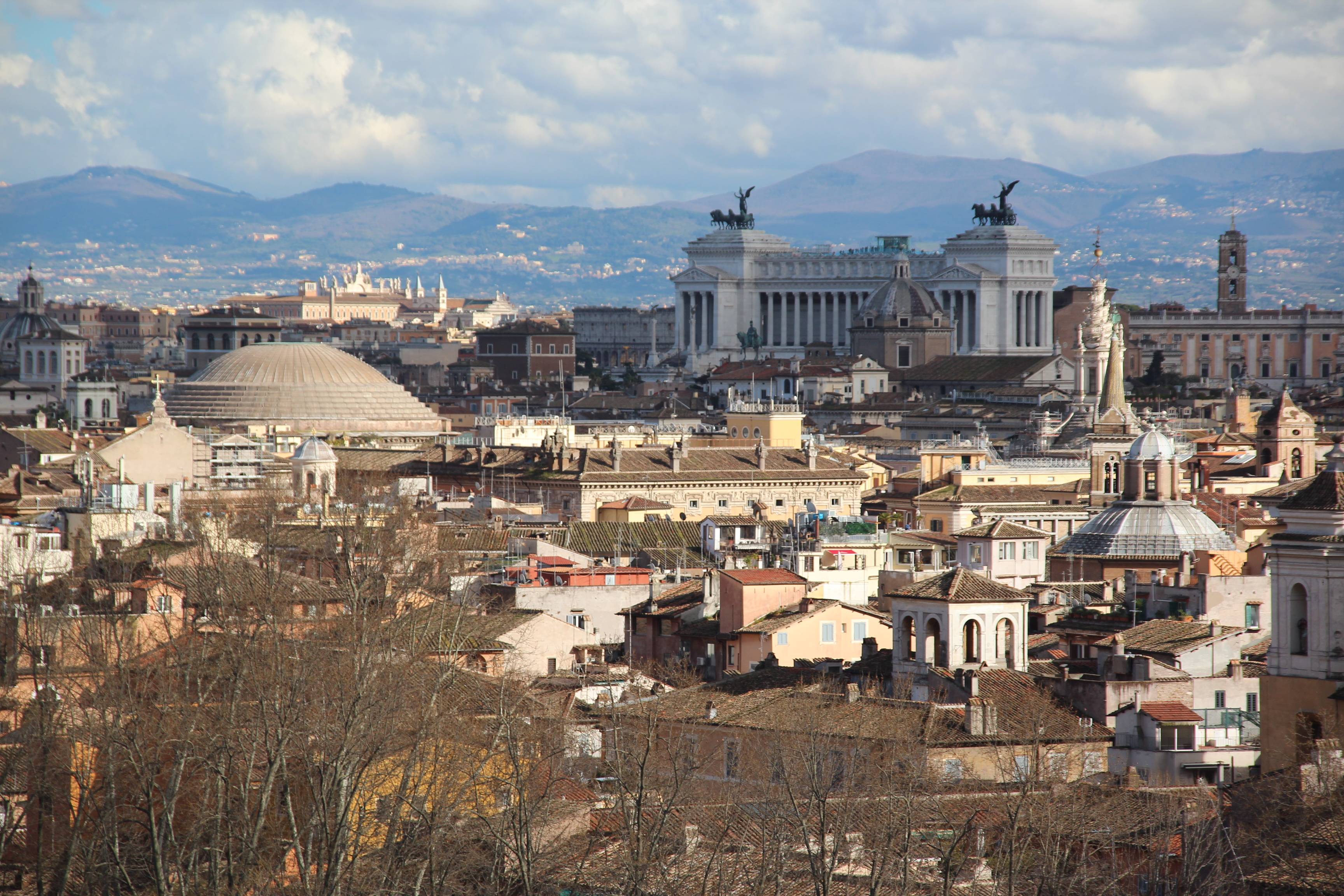 Blick auf die Da cher Roms mit Palazzo Vittoriano